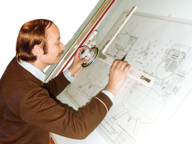 手绘：在工程部门的绘图板上，构思出新泵设计的想法。