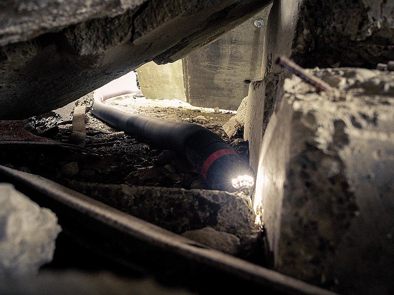Auf der Suche nach Überlebenden: Der Rettungsroboter RoBoa bahnt sich seinen Weg durch Trümmer, um darin Verschüttete zu lokalisieren.