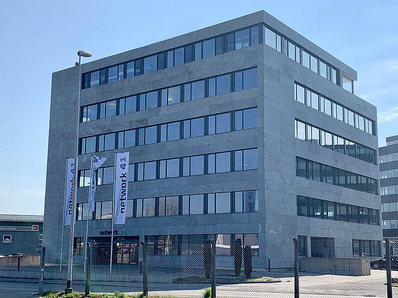 2013 gründet KNF die Global Strategies AG. Ein Stockwerk in diesem modernen Gebäude im schweizerischen Sursee ist seitdem der Sitz des KNF Group Boards.