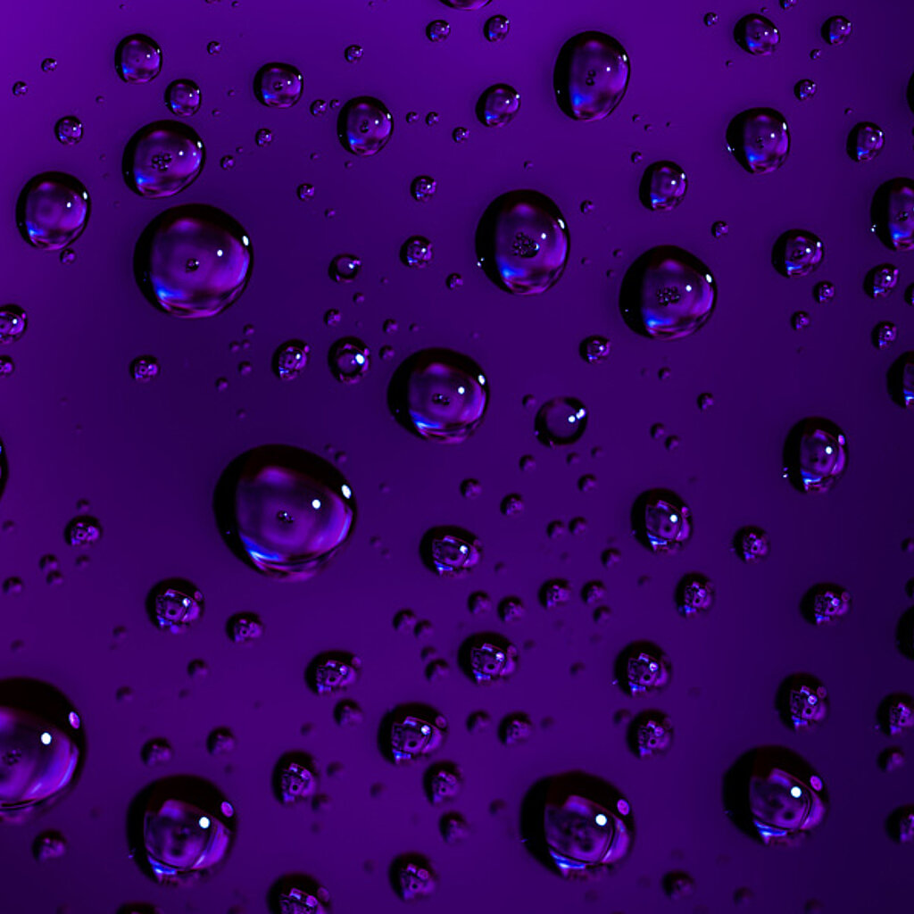 彩色液体中的气泡现象即为泵内气蚀可能产生的典型特征。