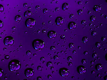 ポンプキャビテーションで発生する可能性のある着色液中の気泡。 