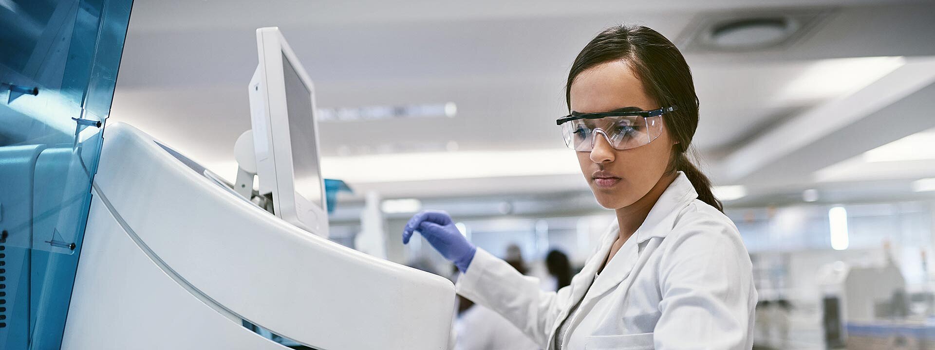 Operating a clinical diagnostic device with a KNF pump