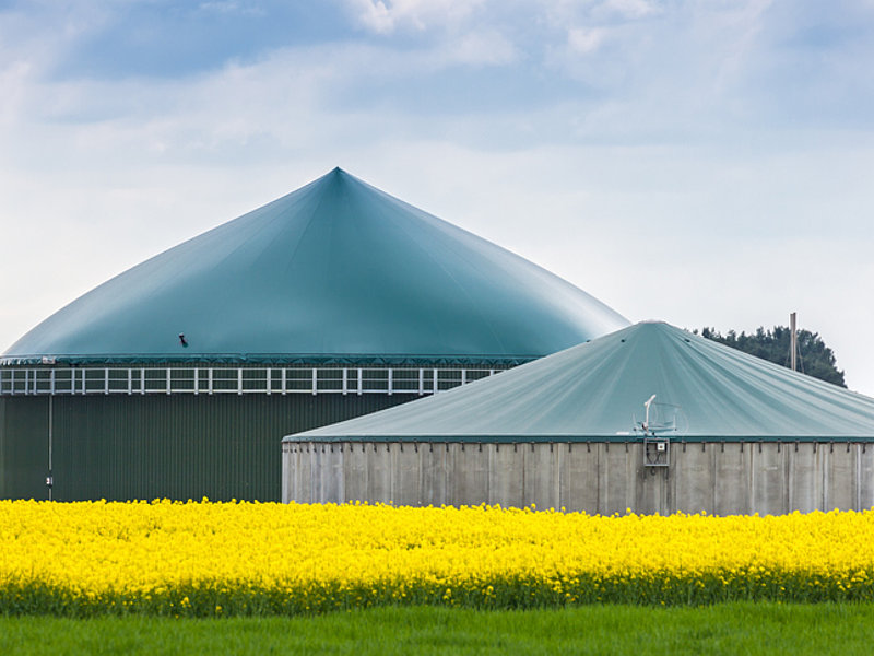 Auch grünes Methanol aus Biogasanlagen lässt sich in der HT-PEM Brennstoffzelle als Wasserstoffträger zur Stromerzeugung nutzen. 

