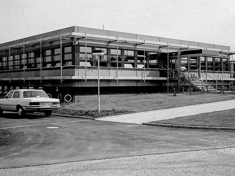 公司发展：1975 年启用了新的行政大楼。几年后，该大楼就已需要扩建。 
