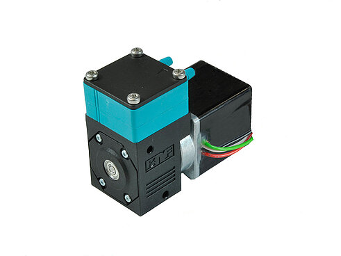 Die Membran-Flüssigkeitspumpe NF 30 von KNF fördert Abfallflüssigkeiten in den Hämatologie-Analysegeräten DM79X von DYMIND.