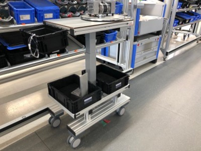 Moveable, adjustable assembly benches instead of conventional work benches enable fatigue-free, concentrated working. 
