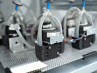 Image showing the diaphragm pump test setup of NMP 850.1.2 micro diaphragm gas pumps from KNF.