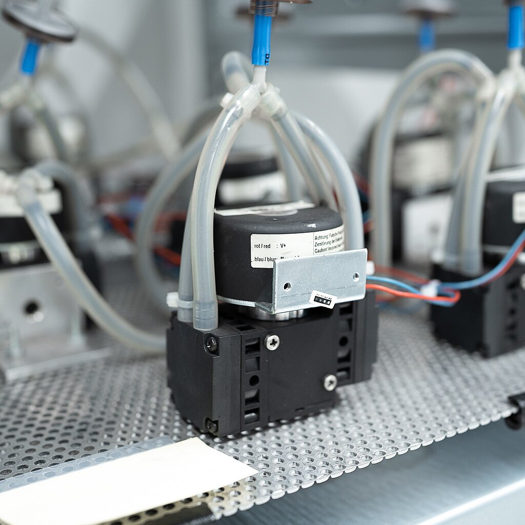 Image showing the diaphragm pump test setup of NMP 850.1.2 micro diaphragm gas pumps from KNF.