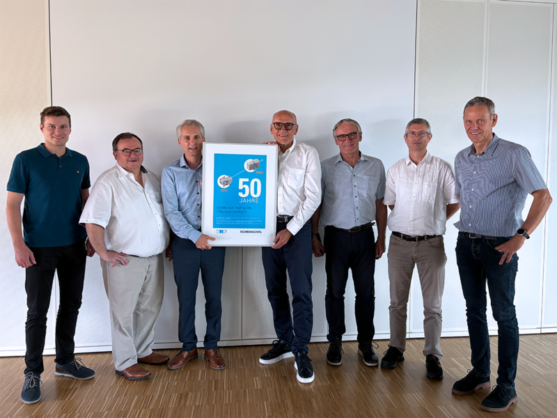 Socios comerciales que se han convertido en amigos: KNF y Schmachtl celebran 50 años de colaboración en Friburgo-Munzingen.