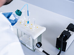 KNF Liquiport® liefert neutrale und aggressive Flüssigkeiten für viele Laboranwendungen.