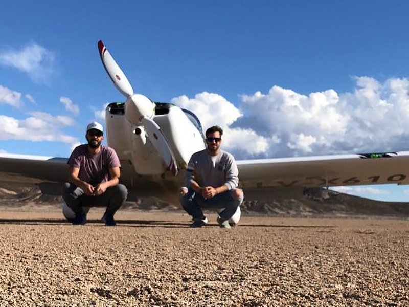 Die beiden Piloten und Initiatoren des Messflug-Projektes Juan Martín Escobar und Guillermo Casamayú vor ihrem Flugzeug. Bildnachweis: © Juan Martín Escobar / Guillermo Casamayú