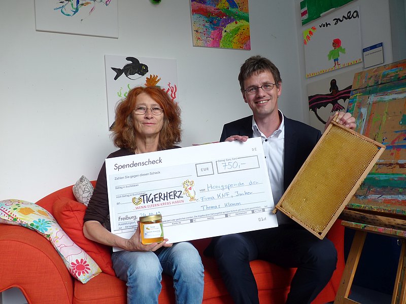 Karin Wortelkamp from the Fundraising & Communication department at the Medical Center – University of Freiburg accepted 750 euros from the KNF Group’s CIO Thomas Klemm on behalf of the Center’s “Tigerherz” project.