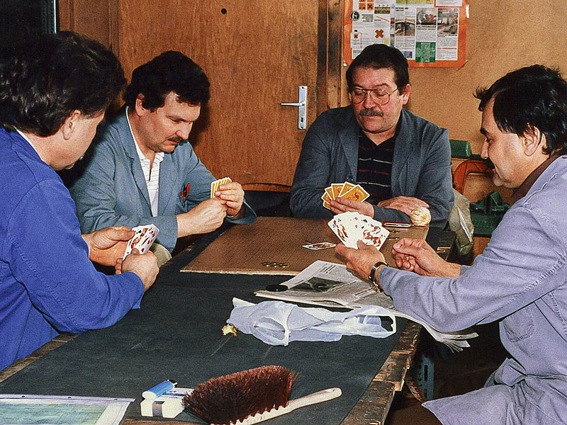 A familiar atmosphere: The employees spend their lunch break playing cards together.
