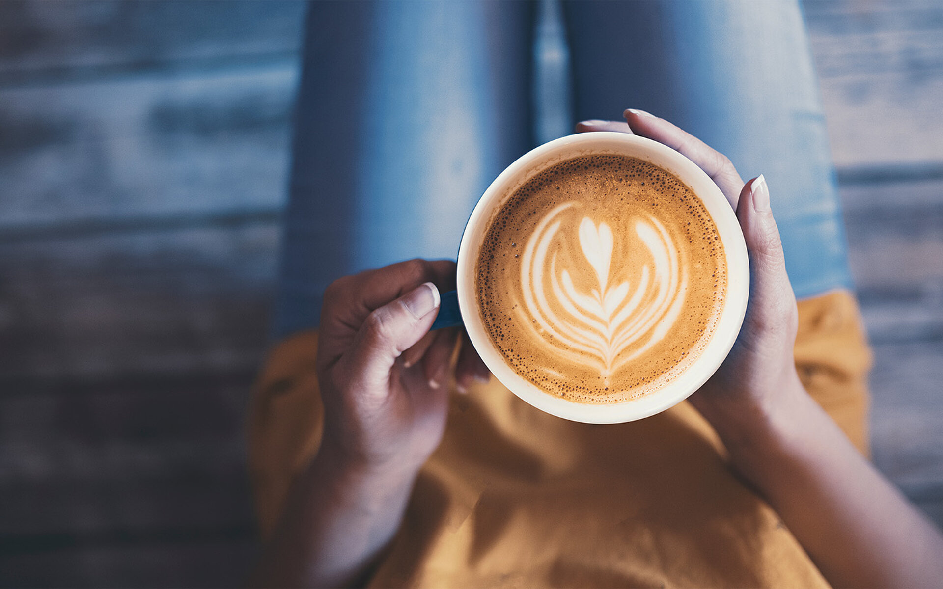 Frau hält eine Tasse Kaffe in der Hand