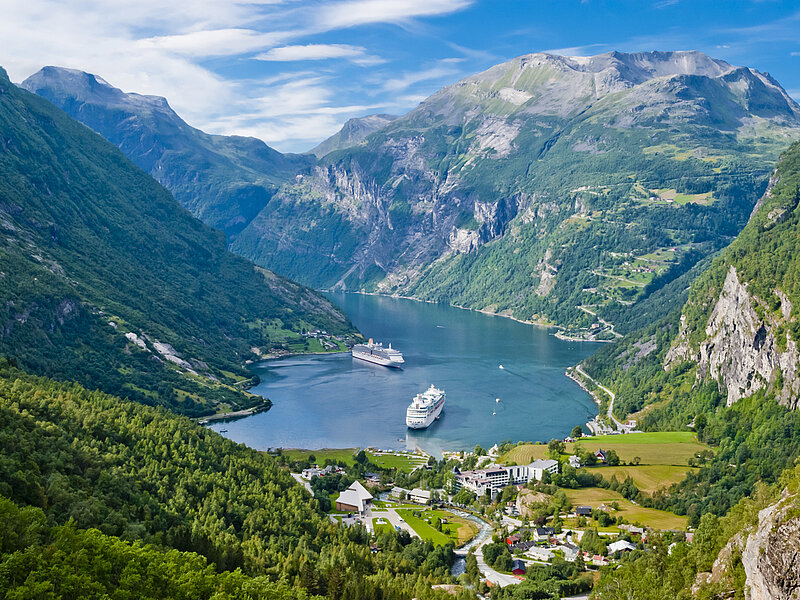 Zu den kürzlich von FEST gewonnenen Wasserstoff-Infrastrukturprojekten in Europa gehört auch eine 3-MW-Elektrolyseanlage inklusive der Tankinfrastruktur im norwegischen Geiranger Fjord. Der grüne Wasserstoff dient als Kraftstoff für den dortigen Verkehr, der bis 2025 emissionsfrei sein muss.  