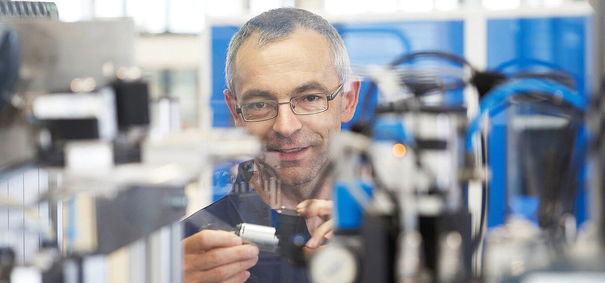 一位 KNF 工程师正在查看隔膜泵。KNF 生产多种隔膜泵和活塞式压缩机。 