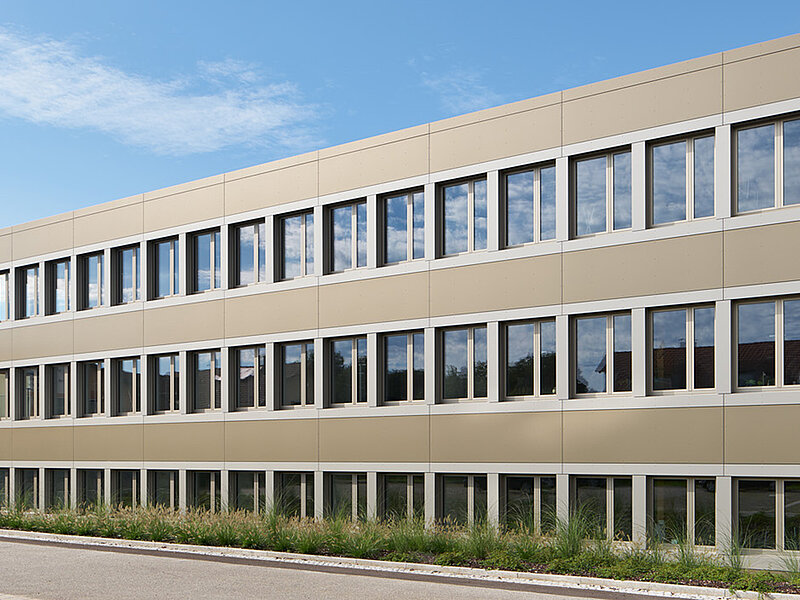 Am deutschen Standort der KNF Gruppe in Freiburg-Munzingen entwickeln, produzieren und vertreiben aktuell 250+ Mitarbeitende kundenspezifische Pumpenlösungen.  