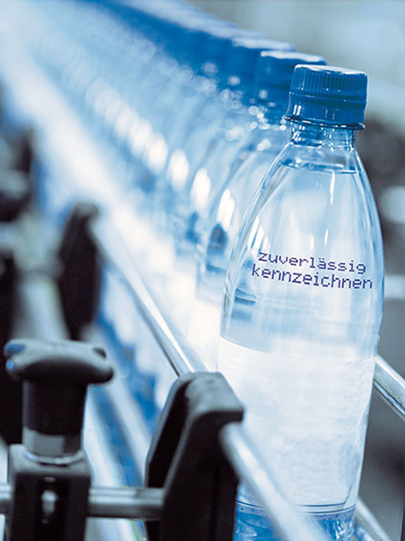 Encre à base d'eau sur un support d'impression en plastique : des additifs spéciaux sont nécessaires pour assurer un séchage rapide.