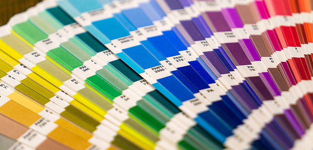 Ein Farbfächer wie ihn Experten aus Design und Druck für die Auswahl und Abgleich von Farben einsetzen