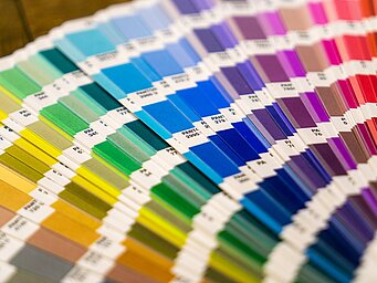 Ein Farbfächer wie ihn Experten aus Design und Druck für die Auswahl und Abgleich von Farben einsetzen