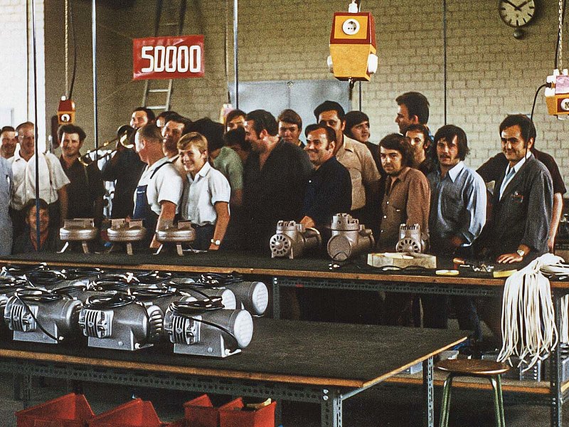 共同的努力：1972 年，KNF 员工在穆金根庆祝公司第 50,000 台泵的生产 – 这是公司早期历史上的一个里程碑。