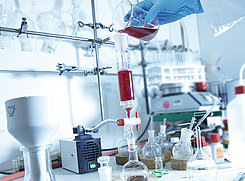 L’aspiration des fluides est facile grâce au débit réglable des pompes de laboratoire KNF.