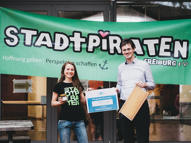 Anna-Verena Fronz, managing director of “Stadtpiraten Freiburg”, accepted a donation of 750 euros from the KNF Group’s CIO Thomas Klemm.
Image credits: Copyright Stadtpiraten Freiburg, Photographer: Alexander Ratzing