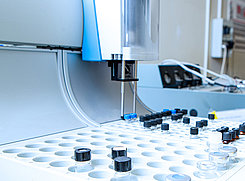 KNF Liquiport® liefert neutrale und aggressive Flüssigkeiten für viele Laboranwendungen.