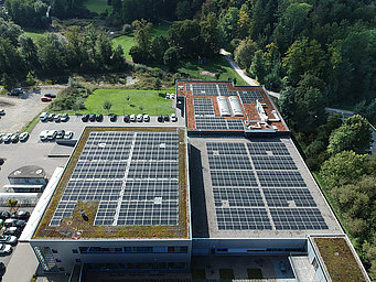 KNF Flodos setzt auf Solarenergie und optimiert den eigenen Energie- und Wasserverbrauch.