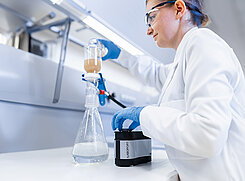 L’aspiration des fluides est facile grâce au débit réglable des pompes de laboratoire KNF.