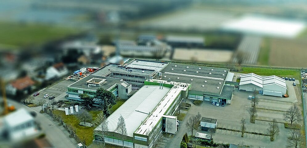 Der KNF Firmensitz in Freiburg-Munzingen von oben mit Blick auf alle Gebäude