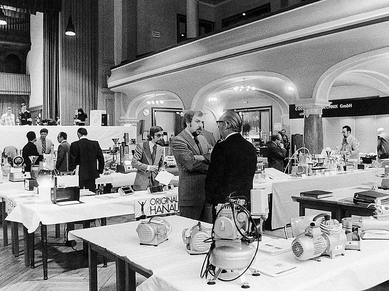 Lors d'un des premiers salons en Allemagne, les produits KNF sont exposés sous la forme habituelle pour l'époque.