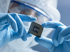 Máxima pureza: las bombas KNF juegan un papel fundamental en la producción de microchips.