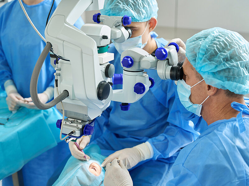 Grauer Star ist eine häufige Erkrankung, die operativ behandelt werden muss. Bei Geräten für die Kataraktchirurgie werden häufig Membranpumpen eingesetzt, um eine präzise Leistung zu gewährleisten.