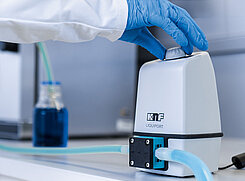 KNF laboratoriumpompen ondersteunen het drogen van gel door te allen tijde het juiste vacuüm te leveren.