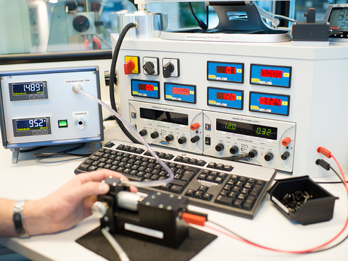 KNF conducts performance measurements of all diaphragm pumps to verify that each unit meets defined specifications and quality standards before delivery.