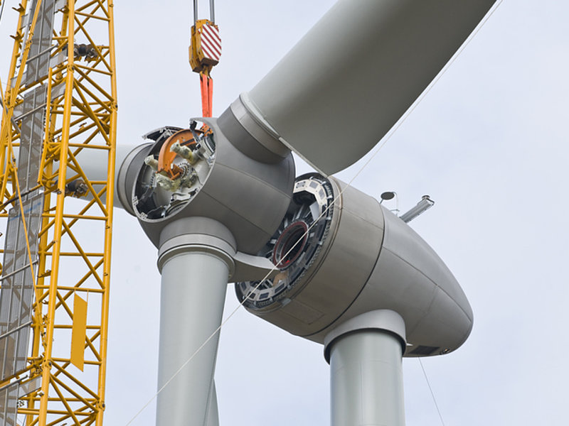 Zur Vermeidung von Unfällen während der meist mehrmonatigen Bauzeit einer Windkraftanlage werden HT-PEM Brennstoffzellen zum kontinuierlichen Betrieb des Hindernisfeuers eingesetzt. 